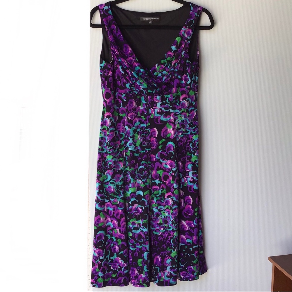 Jones Wear Dress Floral sleeveless dress.